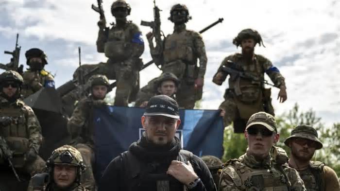 Lực lượng chống Điện Kremlin tràn qua biên giới Nga bằng xe tăng