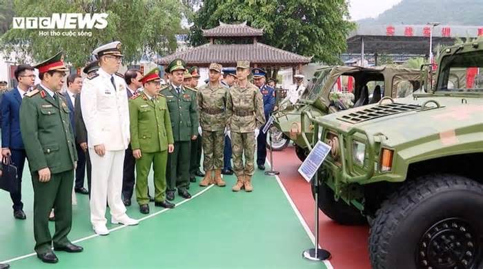 Bộ trưởng Phan Văn Giang tham quan khí tài của lực lượng biên phòng Trung Quốc