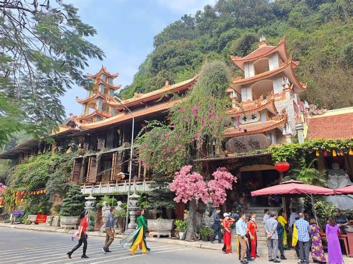 Độc đáo chùa Hang, nơi đầu tiên Phật giáo du nhập vào Việt Nam