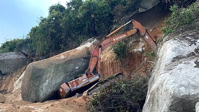 Đang thi công cao tốc Bắc - Nam, xe múc bị đá đè bẹp, 1 tài xế tử vong