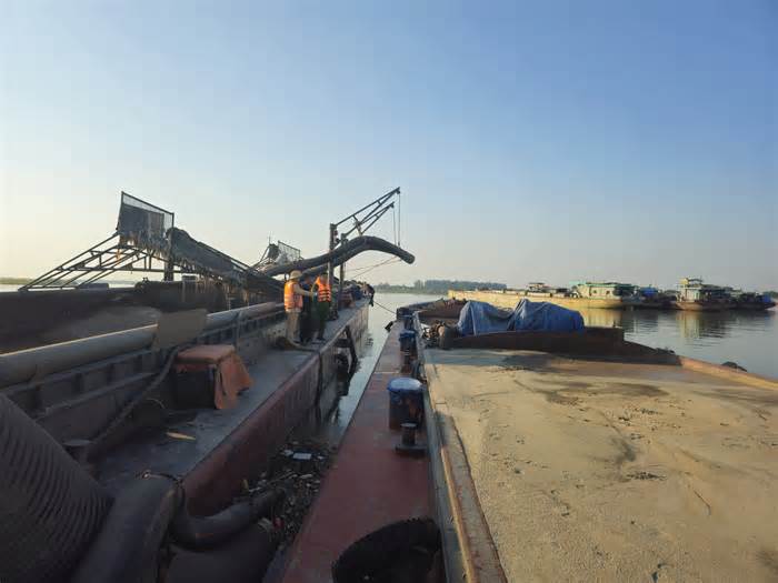 CSGT đường thuỷ bắt giữ nhiều tàu khai thác cát trái phép trên sông Hồng