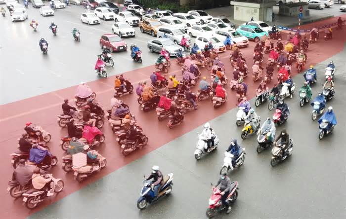 Cả trăm xe đi ngược chiều tại ngã tư Nguyễn Trãi, Hà Nội