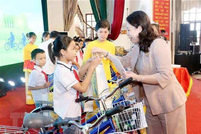 Phó Chủ tịch nước trao quà tặng 150 trẻ em Hải Dương vượt khó học giỏi