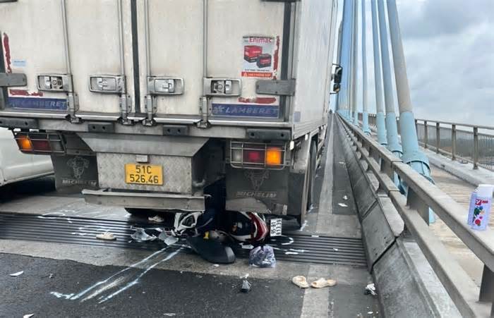 Môtô chui gầm xe tải trên cầu Mỹ Thuận, 2 người nguy kịch