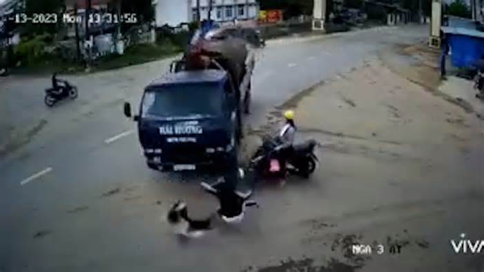 Bình Định: Va chạm giữa xe cẩu và xe đạp điện khiến 1 học sinh tử vong