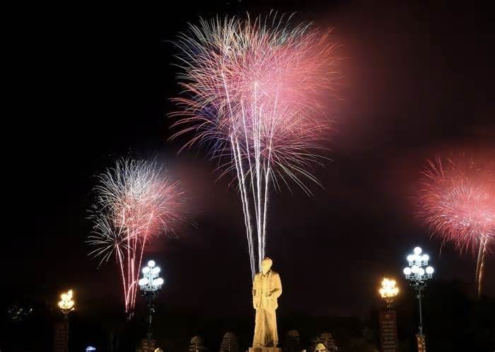 Thành phố Vinh bắn pháo hoa nhân kỷ niệm 60 năm thành lập