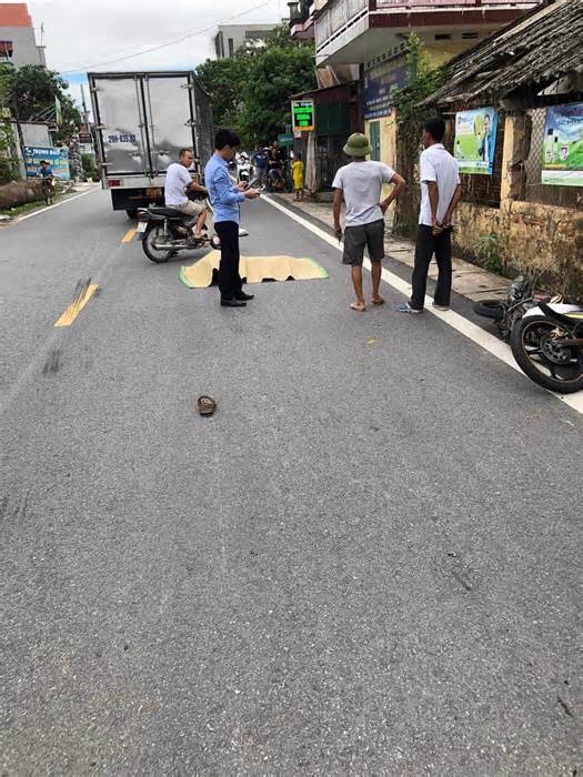 Va chạm với ô tô do mắc vào bạt bên đường khiến người đàn ông ở Thái Bình tử vong