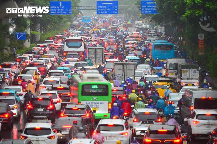 Giao thông Hà Nội hỗn loạn trong cơn mưa như trút nước