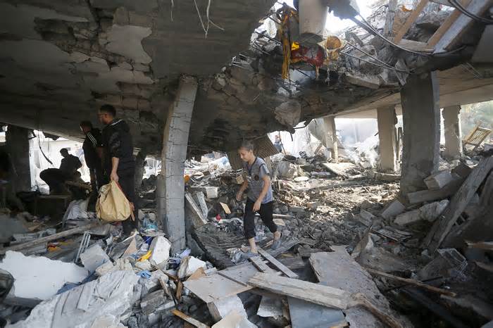 Người Gaza đào bới đống đổ nát tìm thực phẩm