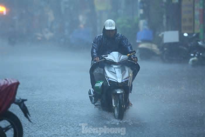 Mưa lớn trút xuống hàng giờ, nhiều tuyến phố Hà Nội ngập nặng