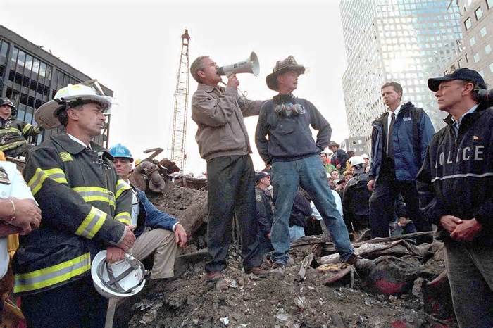 Lính cứu hỏa trong ảnh biểu tượng vụ khủng bố 11/9 qua đời
