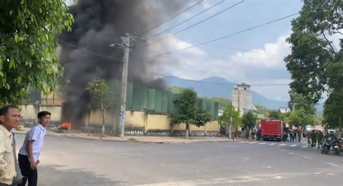 Khánh Hoà: Cháy bãi tạm giữ xe vi phạm ở Công an huyện Khánh Vĩnh