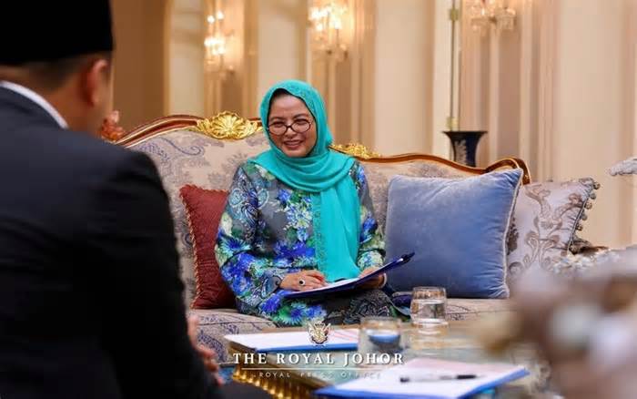Hoàng hậu thông thạo 5 ngôn ngữ của Malaysia