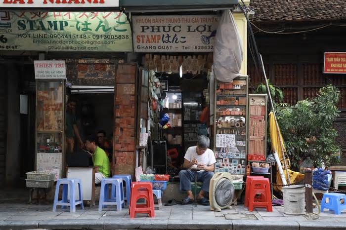 Gần nửa đời người giữ nghề khắc con dấu thủ công ở Hà Nội