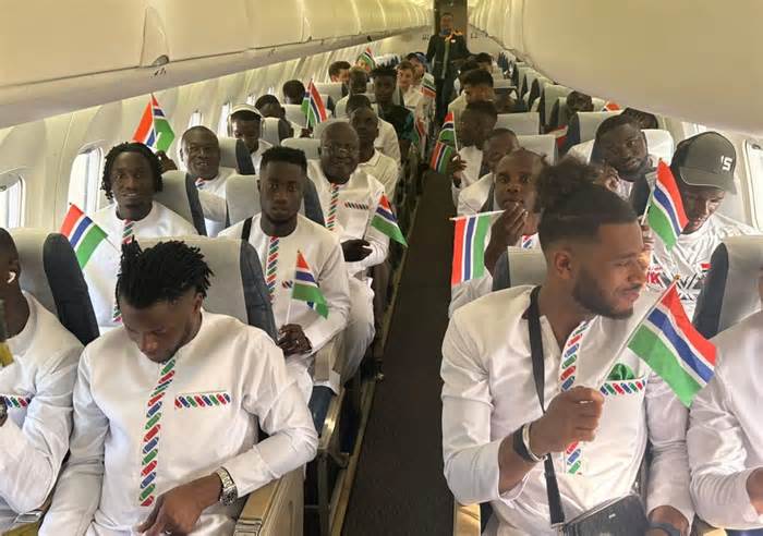 Máy bay chở tuyển Gambia gặp sự cố