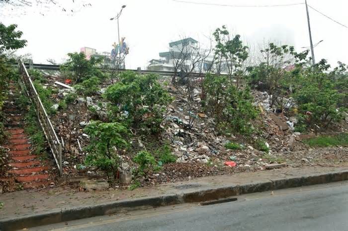 Hà Nội: Tuyến đường ven sông Tô Lịch ngập trong rác thải
