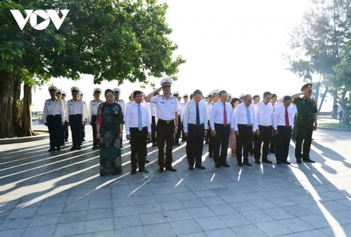 Lãnh đạo VOV và tỉnh Khánh Hòa dâng hương tưởng niệm các anh hùng liệt sỹ