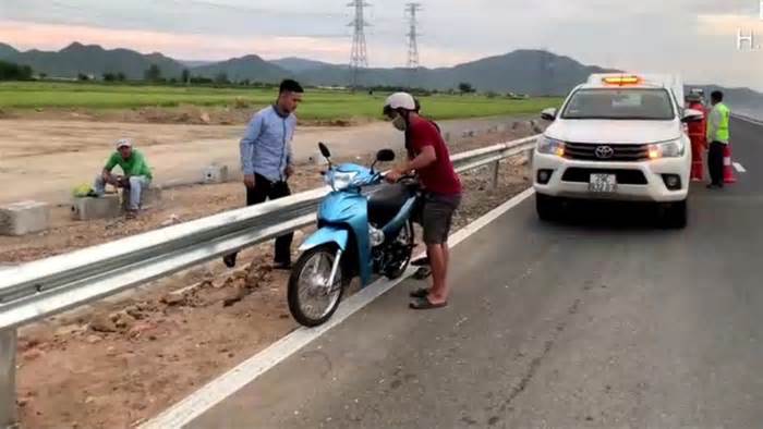 Xe máy chạy vào cao tốc Vĩnh Hảo - Phan Thiết, phải khuân ra ngoài