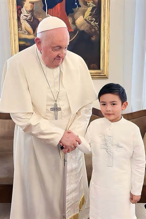 Con trai Đan Trường diện kiến Giáo hoàng Francis