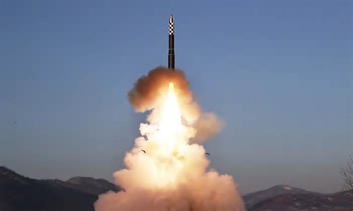 Triều Tiên phóng ICBM hiện đại nhất để răn đe Mỹ - Hàn