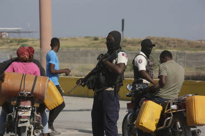 Cảnh sát Haiti đấu súng 5 tiếng, giành lại tàu chở gạo từ băng đảng