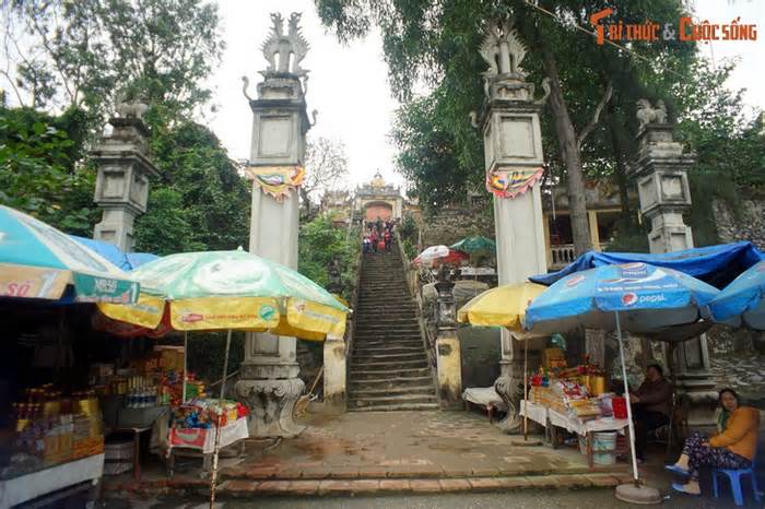 Ba ngôi đền thiêng nổi tiếng trên ngọn núi đẹp nhất xứ Thanh