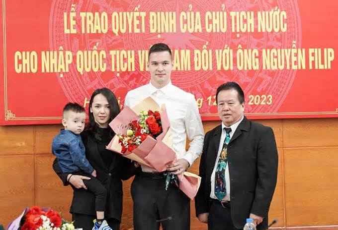 Filip Nguyễn cùng vợ con đi nhận quốc tịch Việt Nam