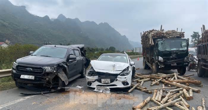 4 xe ô tô đâm nhau liên hoàn ở Lạng Sơn, gỗ rơi tràn quốc lộ 1A