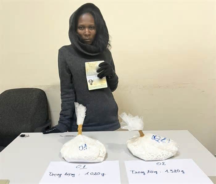 Bắt giữ nữ hành khách Kenya mang 2,3kg ma tuý nhập cảnh Tân Sơn Nhất