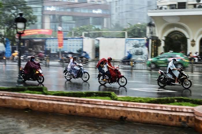 Thành phố Hồ Chí Minh đón cơn mưa “vàng” sau đợt nắng nóng gay gắt
