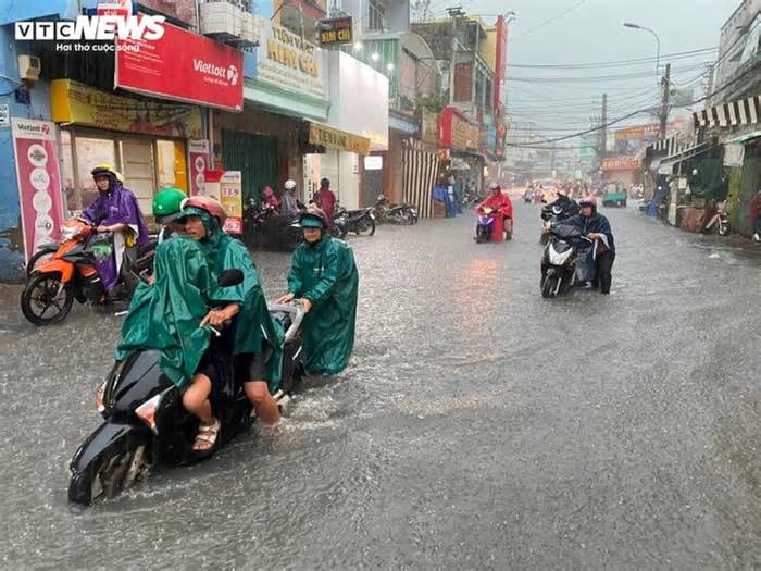TP.HCM mưa trắng trời giờ tan tầm, nhiều tuyến đường ở Thủ Đức ngập nặng