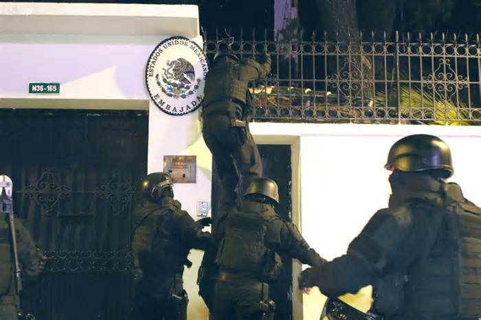 Mexico đòi đưa Ecuador ra tòa quốc tế vì trèo tường vào đại sứ quán bắt người