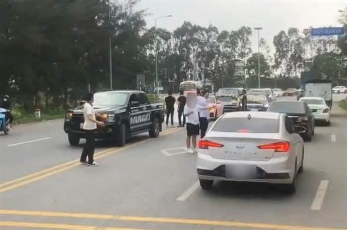Cảnh sát giao thông vào cuộc vụ đoàn rước dâu ở Hải Dương dừng ôtô chụp ảnh giữa đường