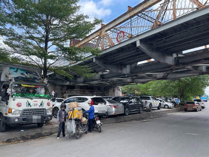 Bất chấp quy định, ôtô vẫn đỗ kín khu vực gầm cầu Long Biên