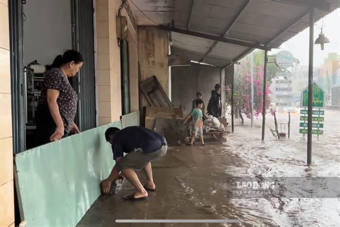 Người dân dọc QL1 qua Bình Định 'mất ăn, mất ngủ' vì cảnh canh mưa dọn nhà