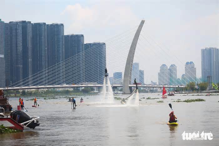 Lễ hội sông nước: Thi bơi, chèo ván đứng sôi nổi trên sông Sài Gòn