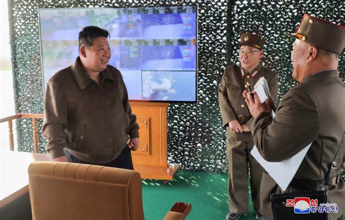 Lãnh đạo Triều Tiên Kim Jong Un thị sát diễn tập phóng tên lửa