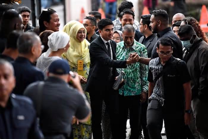 Cựu bộ trưởng trẻ nhất Malaysia bị kết án tù, phạt 2 roi