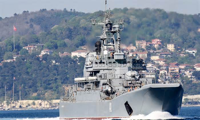 Ukraine phá hủy tàu đổ bộ Nga ở Crimea