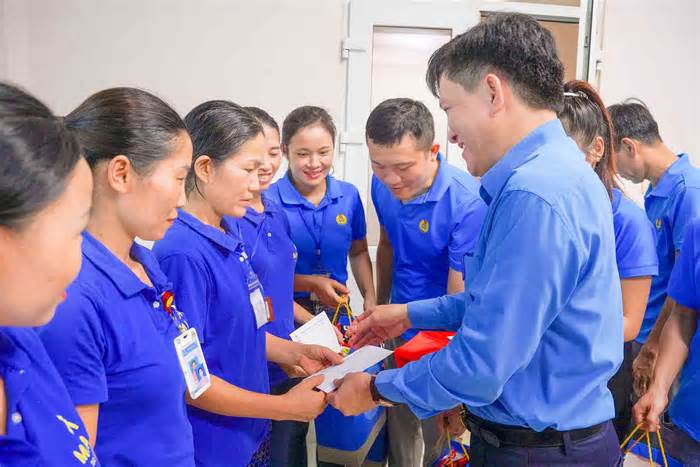 Lãnh đạo Tổng LĐLĐ Việt Nam trao 50 suất quà cho người lao động tại Nghệ An