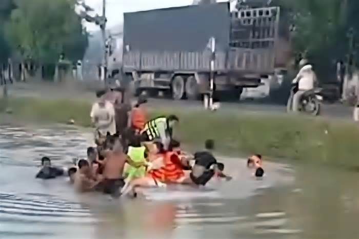 Phú Yên: 13 người trong ô tô thoát chết khi xe lao xuống mương nước sâu