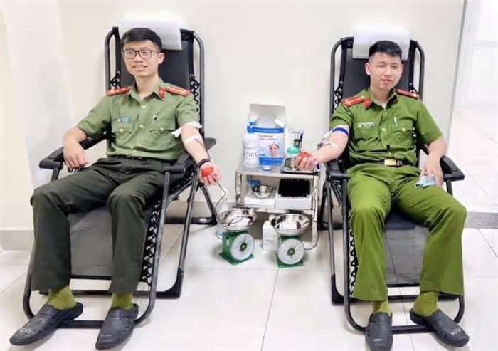 Hai chiến sĩ công an Sơn La hiến máu cứu bệnh nhân nguy kịch