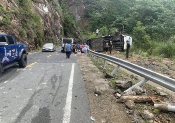Tập trung lực lượng cứu chữa nạn nhân vụ lật xe trên đèo tại Khánh Hoà