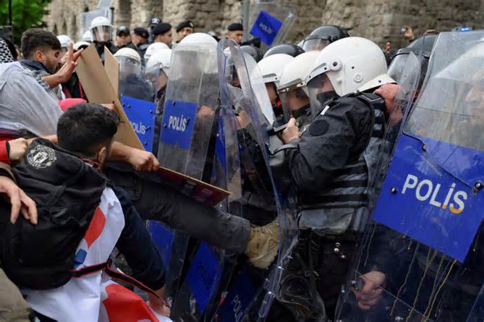 Đám đông biểu tình ở Thổ Nhĩ Kỳ đụng độ cảnh sát, hơn 200 người bị bắt