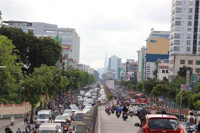 TP.HCM sẽ cấm xe máy lên cầu vượt cửa ngõ Tân Sơn Nhất