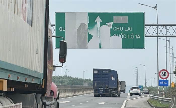 Biển báo trên cao tốc Đà Nẵng - Quảng Ngãi hư hỏng