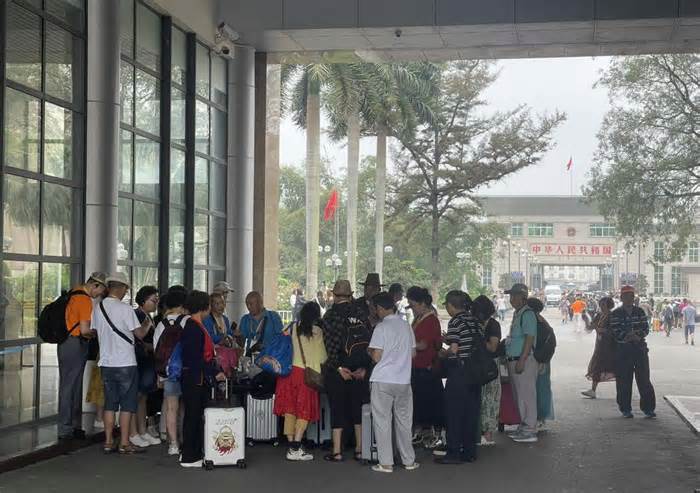 Một số người Quảng Ninh phải mở hoặc mượn công ty ở ngoài tỉnh để đón khách Trung Quốc