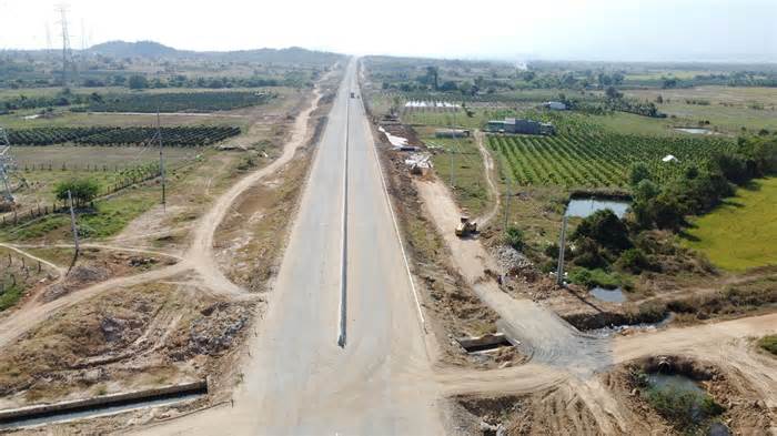 Cao tốc Vĩnh Hảo-Phan Thiết nguy cơ trễ hẹn vì thiếu 1 triệu khối đất đắp