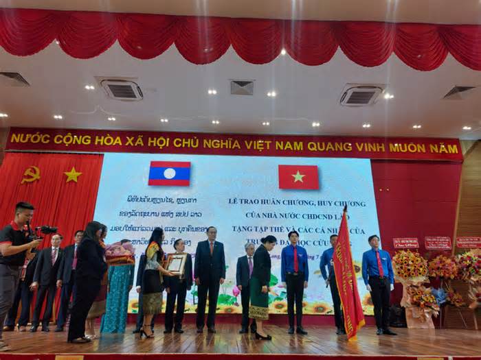 Lào trao Huân chương Lao động hạng 3 cho trường đại học Cửu Long
