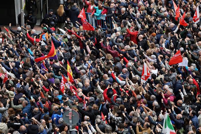 Hơn 12.000 người tuần hành kêu gọi Thủ tướng Tây Ban Nha không từ chức